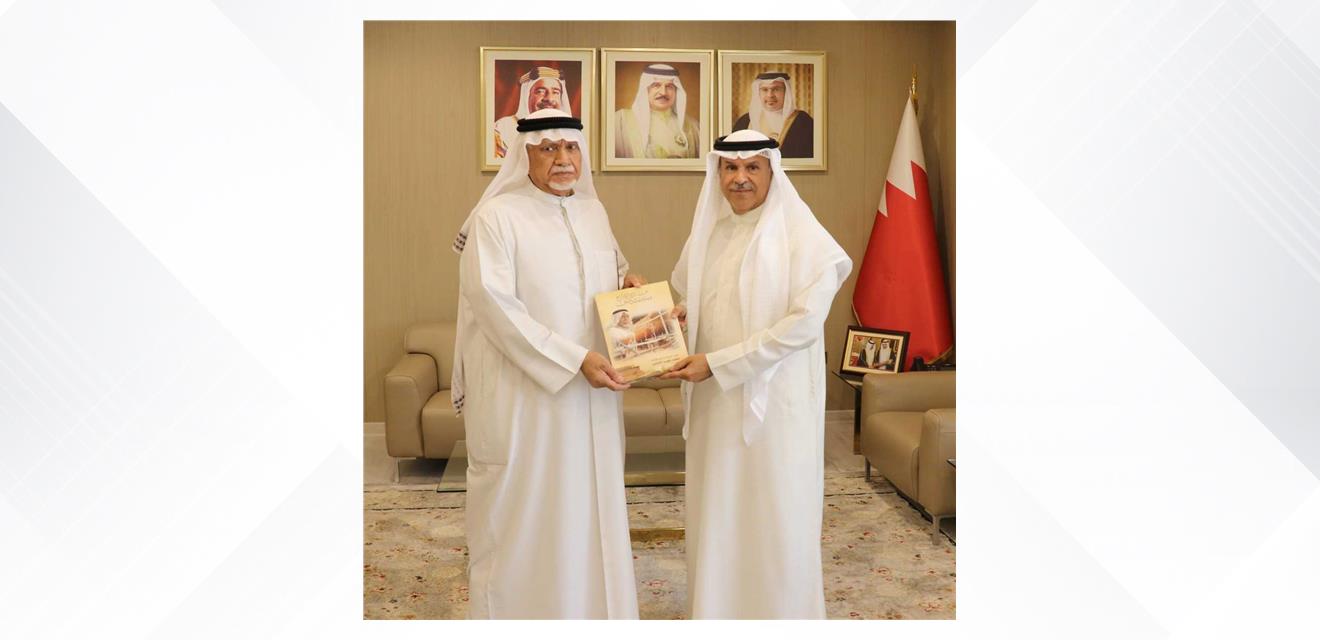 وكيل شئون الجنسية والجوازات والإقامة يتسلم نسخة من كتاب 